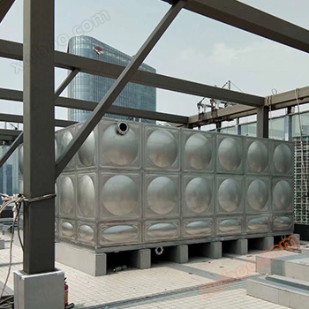 Tanque de água no telhado